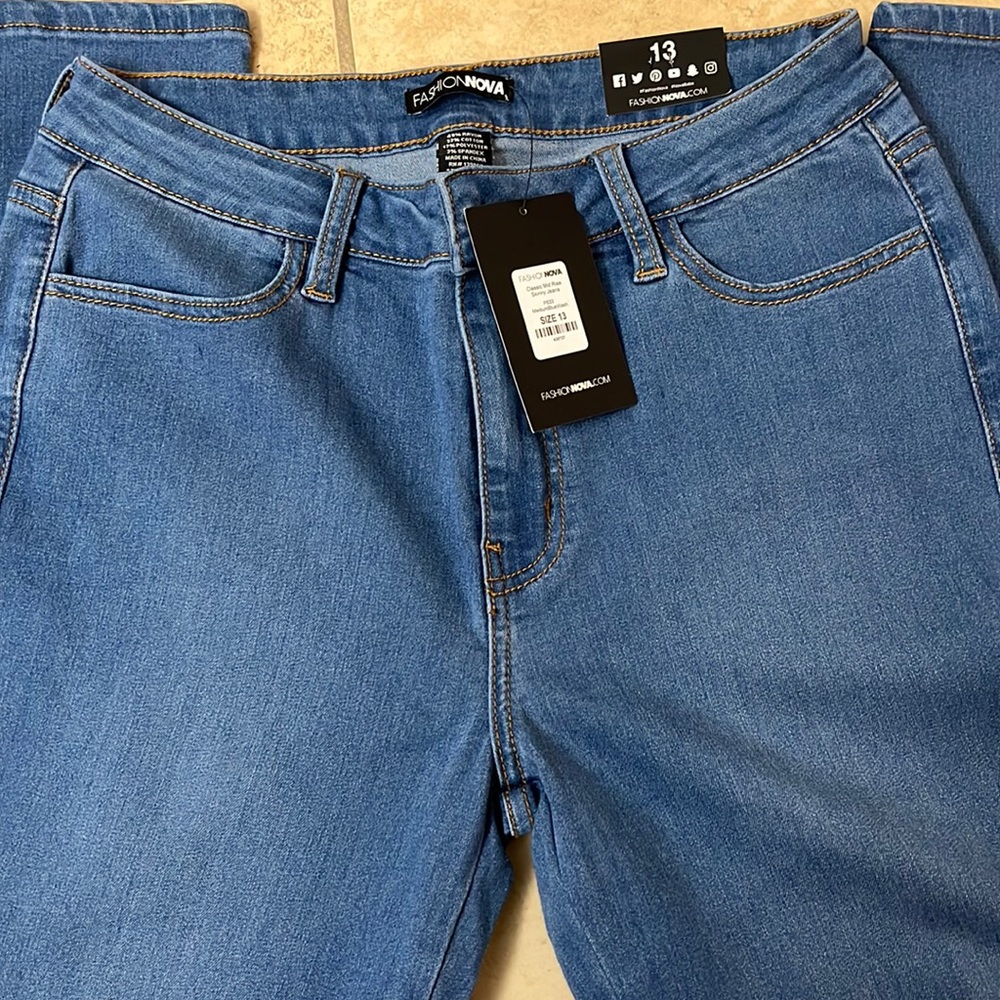 Brand new with tags classic mid rise skinny jeans fashion  Nova …Fits like 11